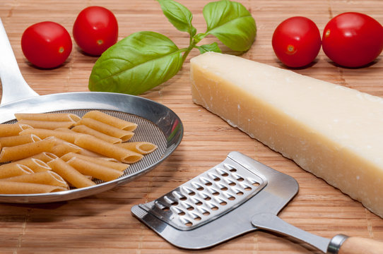 Macarrones integrales, tomates cherry, albahaca y queso