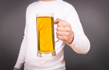 Mann hält Bier in der Hand 