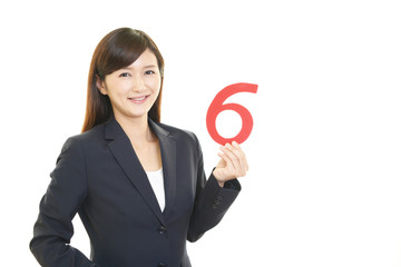 数字を持つ女性