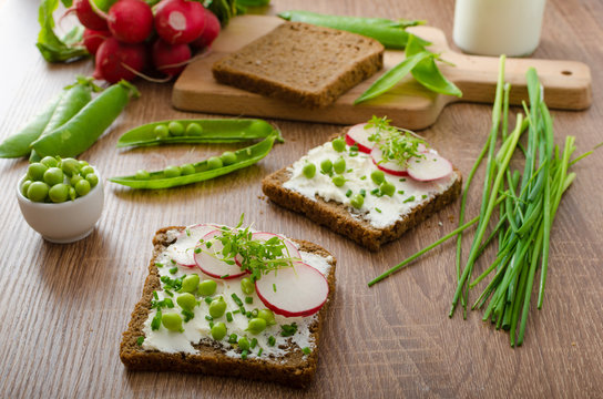 Healthy wholemeal bread with herbs