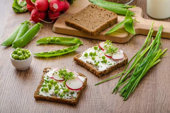 Healthy wholemeal bread with herbs