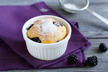 Cupcake with berries and icing sugar