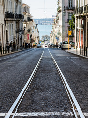 Naklejka premium Raíles de tranvía en Lisboa