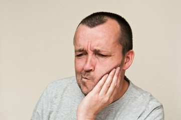 homme qui a mal aux dents
