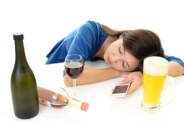 お酒を飲みすぎた女性