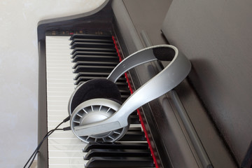 Pianoforte digitale con cuffia