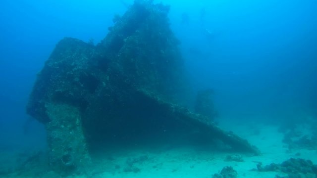 Feed sunken wrecked ship SS Carnatic, Red Sea 