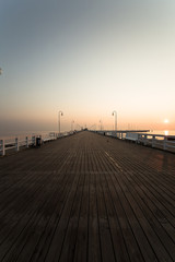 Fototapeta premium Wschód słońca na molo w Sopocie, Polska.