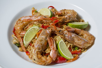 Thai noodles with shrimp and lime