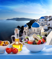 Fototapeta premium Grecka sałatka w Oia wiosce, Santorini wyspa w Grecja