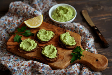 sandwiches with avocado mousse
