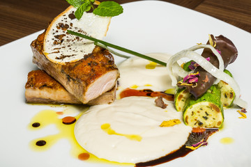 Roasted tuna with zucchini and white sauce
