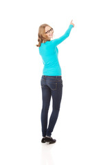 Obraz premium Young woman pointing up 