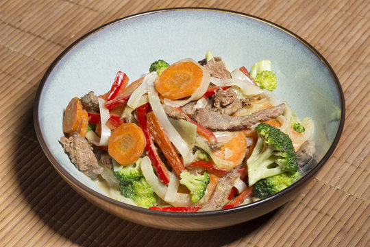 Thai noodles with vegetables and beef in oyster sauce