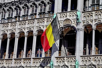 Papier Peint photo Lavable Bruxelles Grand Place Bruxelles. Façades avec drapeau Belge. Belgique