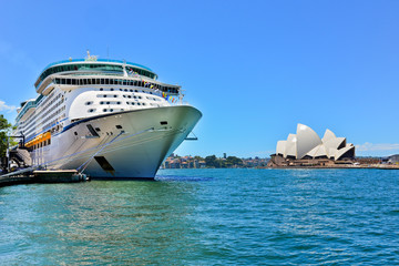 Sydney Opera House et un bateau de croisière dans le port de Sydney