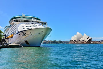 Fototapeten Sydney Opera House und ein Kreuzfahrtschiff im Hafen von Sydney © Javen