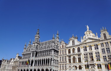 Fototapeta na wymiar Grand Place, Bruxelles, façades en pierre blanche.