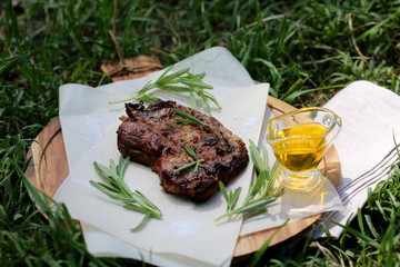 Свинной стейк на гриле с розмарином
