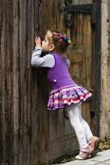 Ребёнок подсматривает в замочную скважину