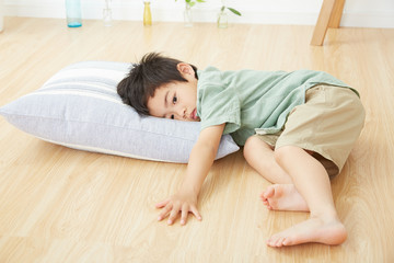 眠そうな男の子