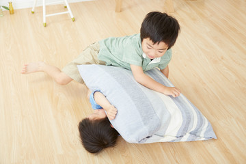 部屋でじゃれ合う男の子