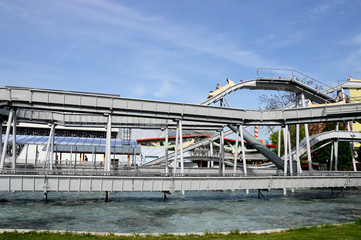 Wasserbahn mit Boot im Vergnügungspark
