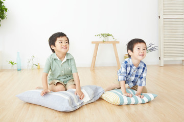 Fototapeta premium 部屋で座る兄弟