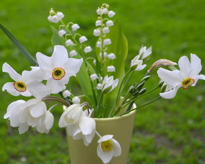 Букет полевых цветов с белыми анемонами и нарциссами 