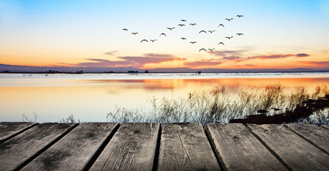 Fototapeta na wymiar amanecer en el lago 