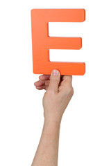 Hand halten Buchstabe E aus Alphabet