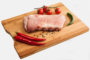 Żeberka wieprzowe na drewnianej tacy