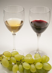 Glasses of wine and grapes
