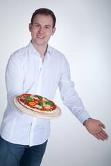 Kellner serviert Pizza Porträt