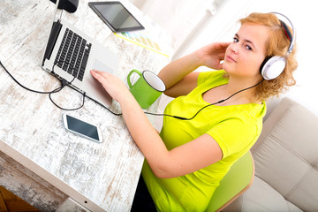 Junge Frau arbeitet zu Hause