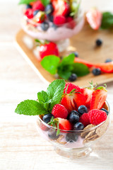 Frische beeren mit müsli und jougurt