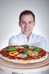 Mann überreicht Pizza Nahaufnahme