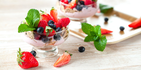 Frische beeren mit müsli und jougurt