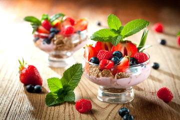 Frische beeren mit müsli und jougurt