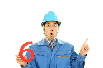 驚いた表情の労働者