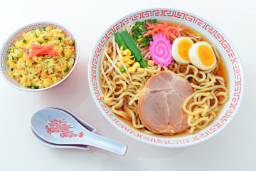 美味しそうなラーメンとチャーハン