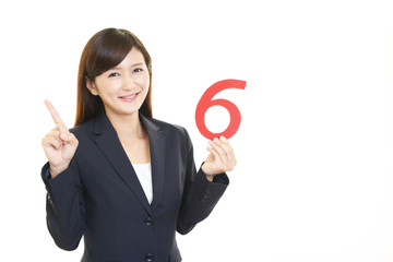 数字を持つ女性