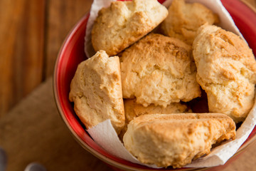 TE Y DESAYUNO CON CAFE Y SCONES CASEOROS Y DULCE DE LECHE