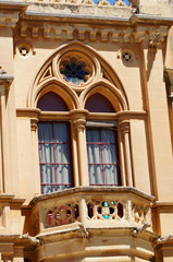 Superbe double fenêtre et balcon en pierre