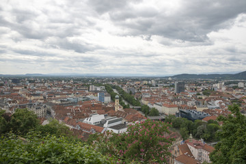Fototapeta na wymiar Blick über Graz mit Kunsthaus und Mur