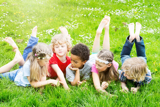 kinder barfuss in der natur Wiese 
