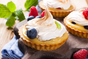 Homemade tartlets with lime curd and meringue 