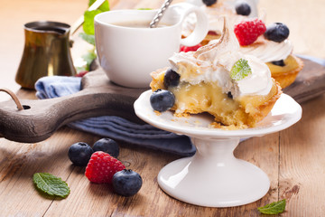 Homemade tartlets with lime curd and meringue 