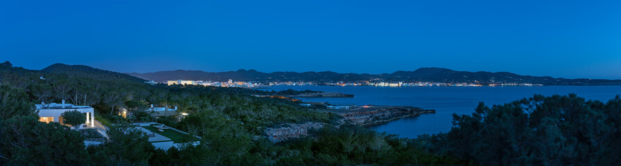 Fototapeta na wymiar Nachtaufnahme Sant Antoni de Portmany Ibiza