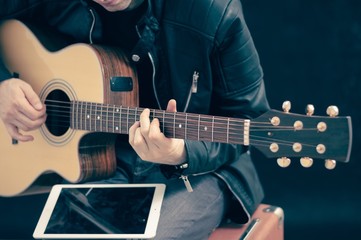 Obraz na płótnie Canvas Human hand playing an electric guitar